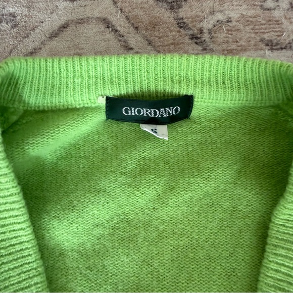 90s Vintage Green Wool V-Neck Cozy Sweater - Picture 5 of 7
